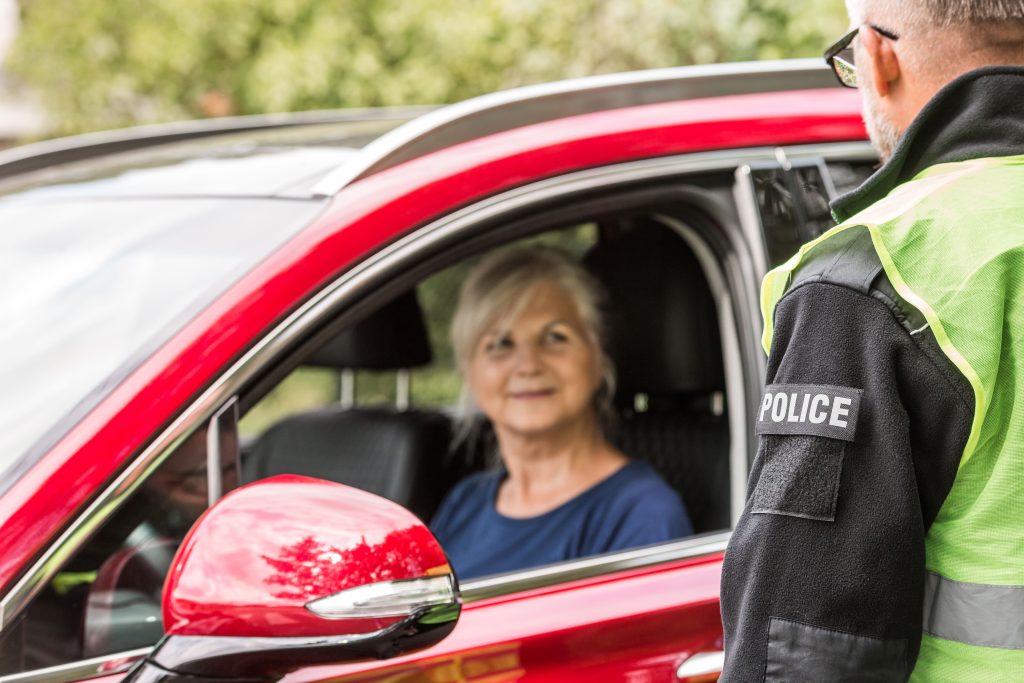 policeman-talks-to-an-elderly-lady-sitting-in-a-lu-2024-10-18-08-58-18-utc